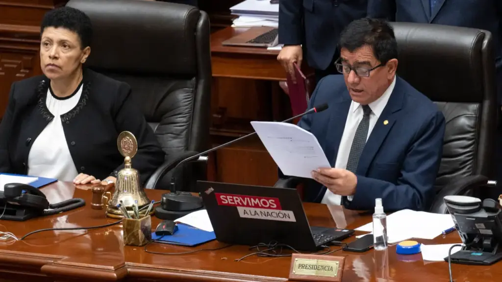 congresso destitui presidente do peru
