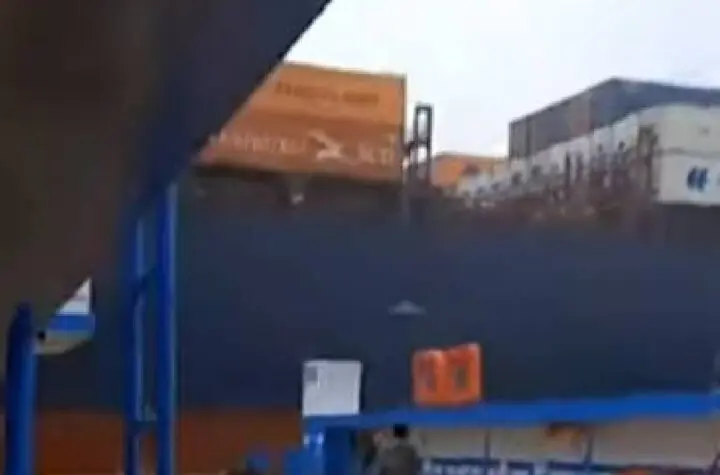 navio bate em balsa em santos