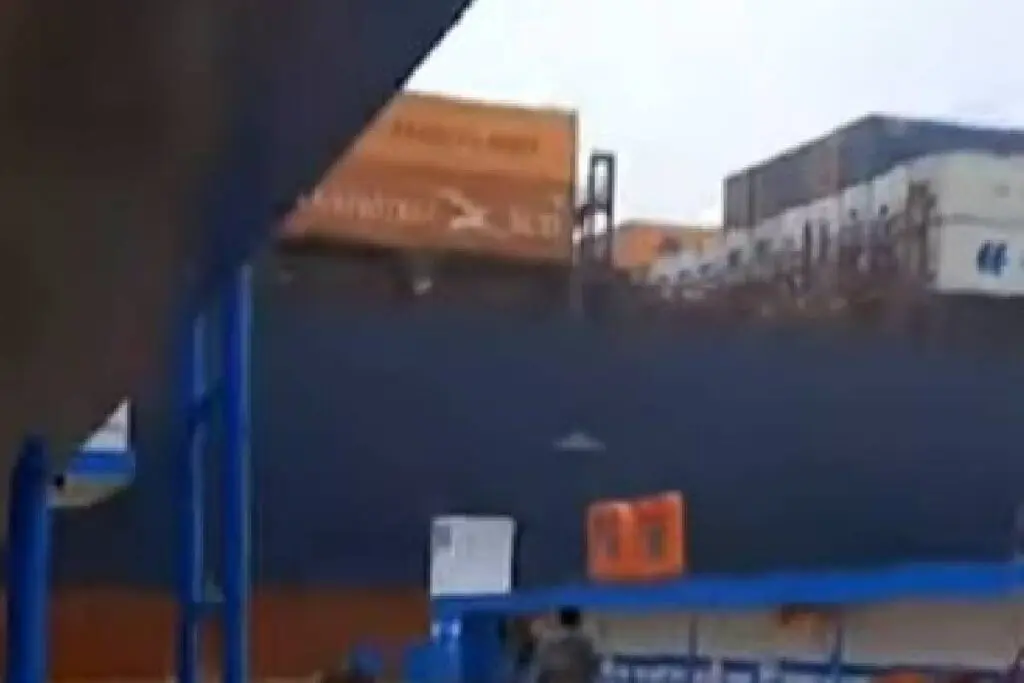 navio bate em balsa em santos