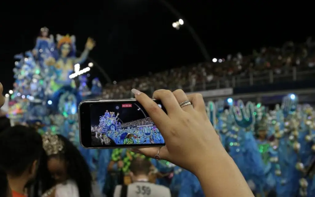 quem desfila hoje