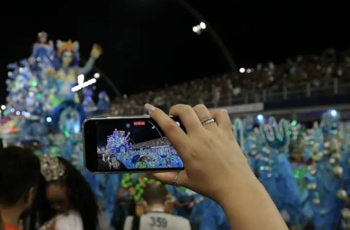 quem desfila hoje