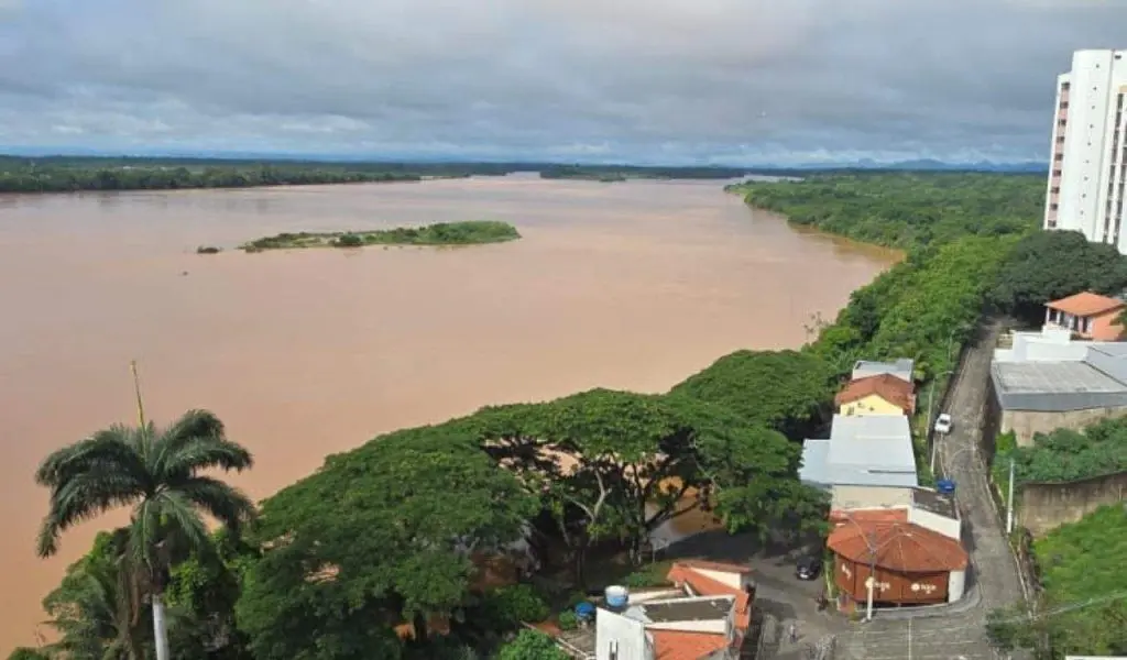 situa o de inunda o pr xima ao rio doce