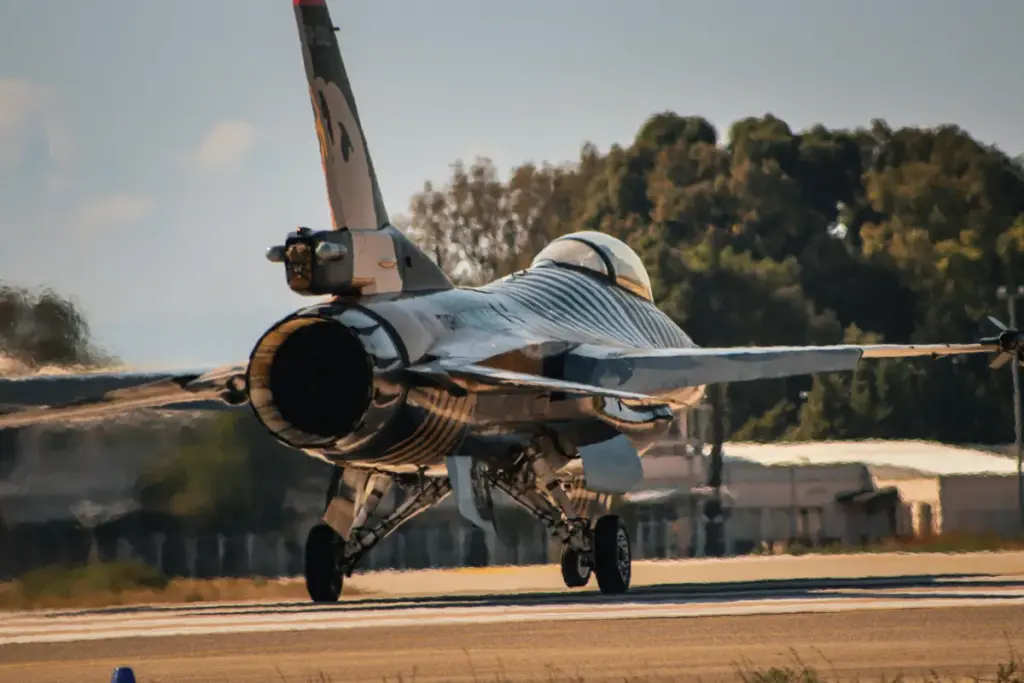 avião militar — BR news